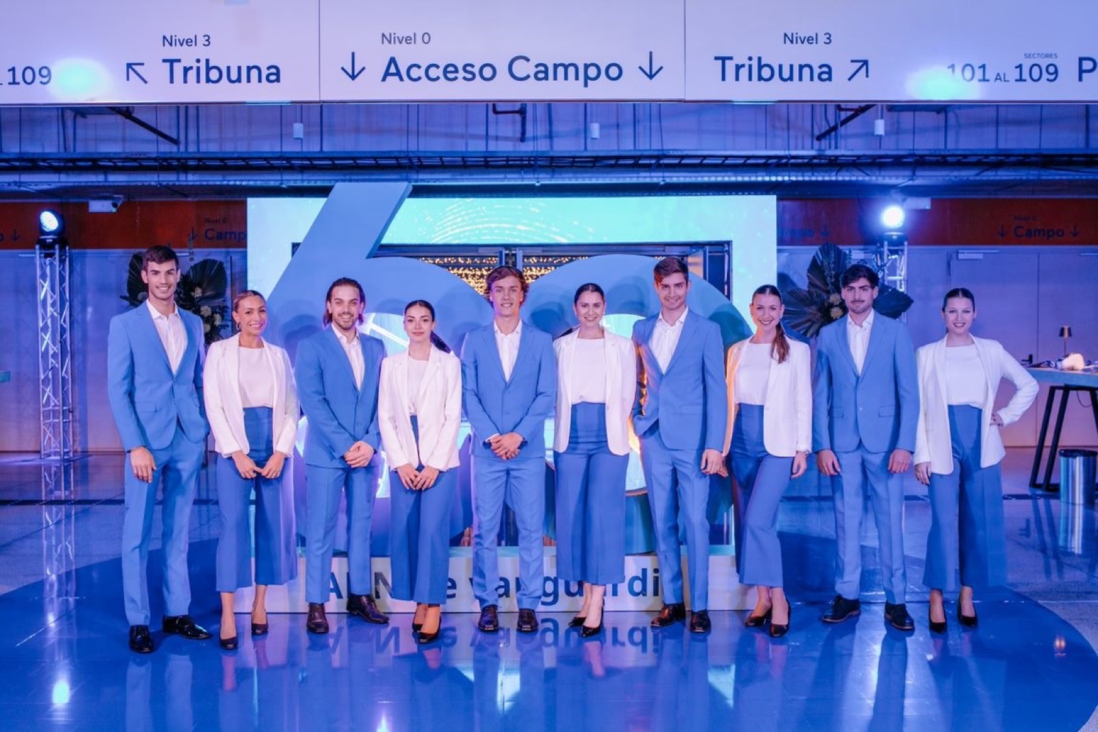 Equipo de azafatas sobre el escenario del Antel Arena en un evento de Pfizer.